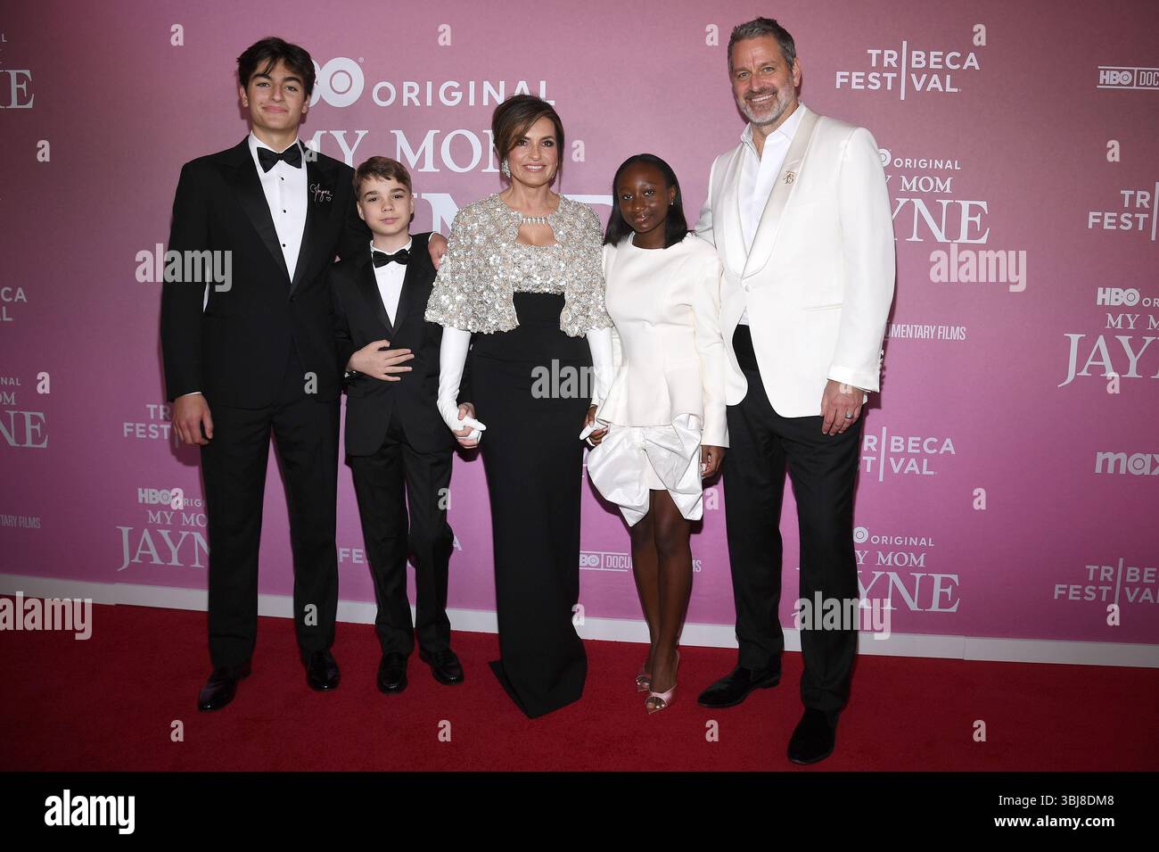 New York, États-Unis. 13 juin 2025. (G-d) August Miklos Friedrich Hermann, Andrew Nicolas Hermann, Mariska Hargitay, Amaya Josephine Hermann et Peter Hermann assistent à la 'My Mom Jayne : a film by Mariska Hargitay Premiere pendant le Tribeca Festival 2025 au Carnegie Hall, New York, NY 13 juin 2025 (photo par Anthony Behar/Sipa USA) crédit : Sipa USA/Alamy Live News Banque D'Images