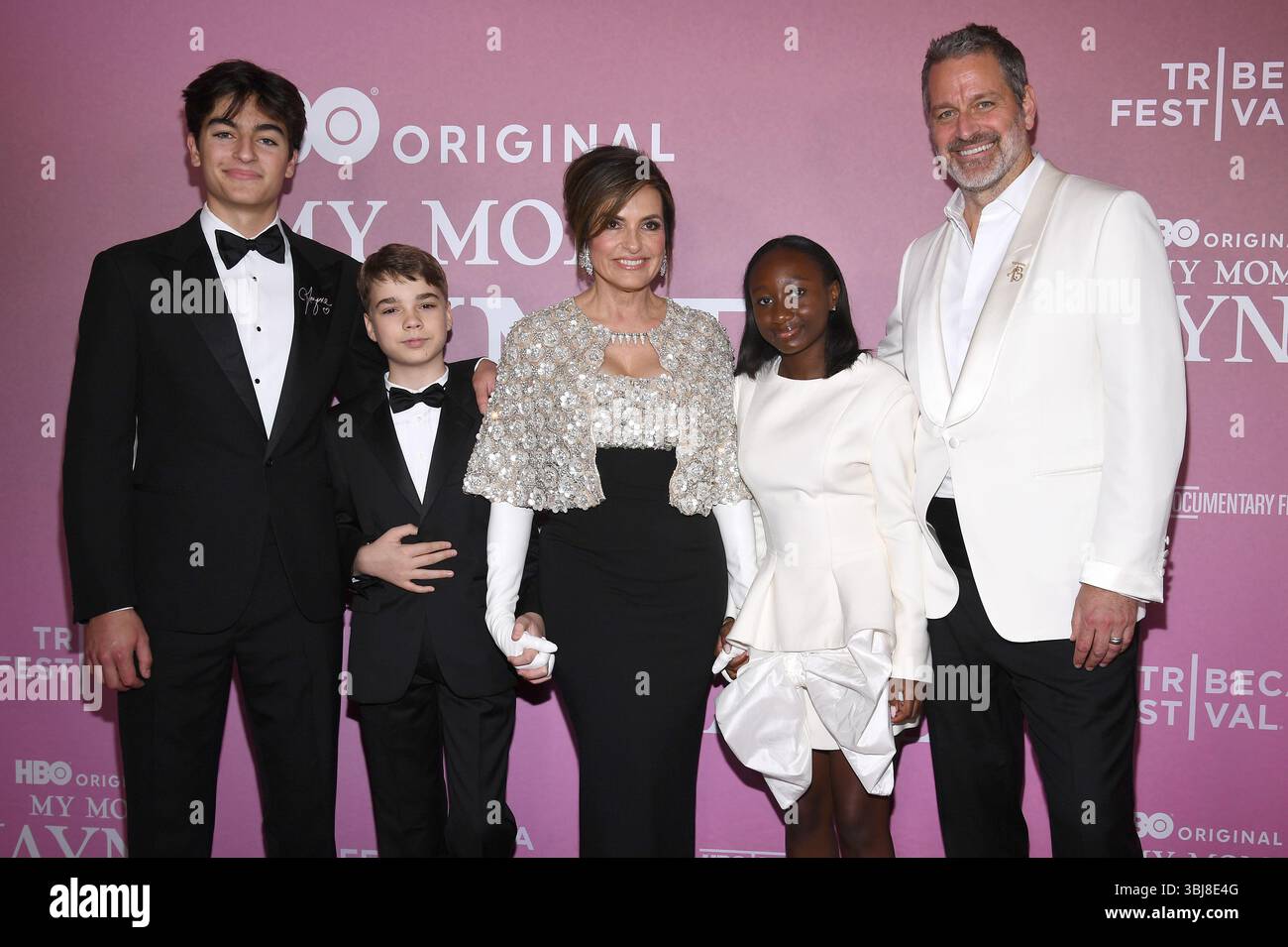 New York, États-Unis. 13 juin 2025. (G-d) August Miklos Friedrich Hermann, Andrew Nicolas Hermann, Mariska Hargitay, Amaya Josephine Hermann et Peter Hermann assistent à la 'My Mom Jayne : a film by Mariska Hargitay Premiere pendant le Tribeca Festival 2025 au Carnegie Hall, New York, NY 13 juin 2025 (photo par Anthony Behar/Sipa USA) crédit : Sipa USA/Alamy Live News Banque D'Images
