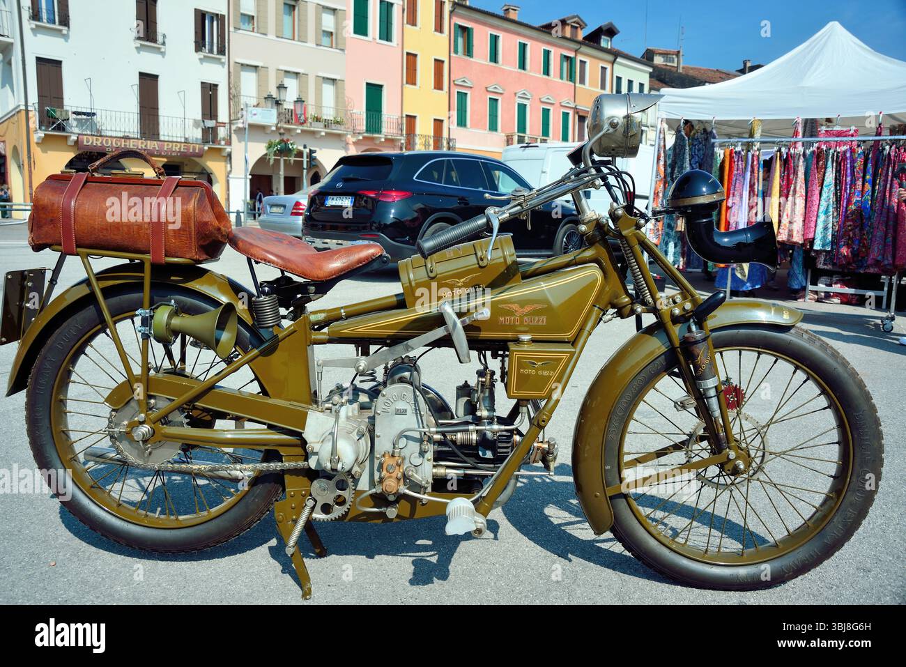 Padoue, Italie. La Moto Guzzi normale est la première moto construite en série par Moto Guzzi, produite de 1921 à 1924. Il contient les principales caractéristiques qui caractérisent de nombreux modèles Guzzi depuis plusieurs décennies. Banque D'Images