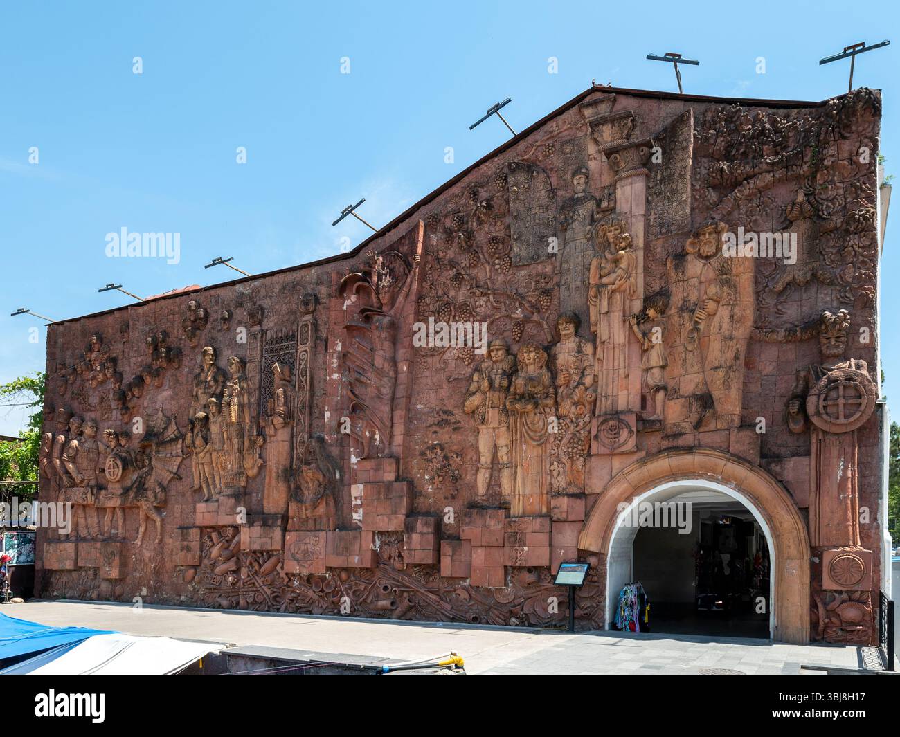 Relief historique en pierre du marché de Kutaisi en Géorgie représentant le patrimoine culturel dans un cadre urbain extérieur Banque D'Images