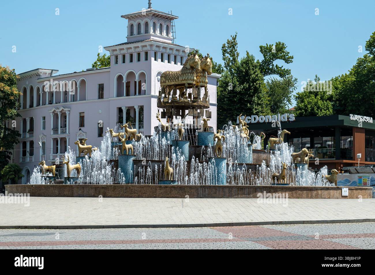 Belle fontaine Colchis avec statues dorées à Kutaisi, Géorgie Banque D'Images