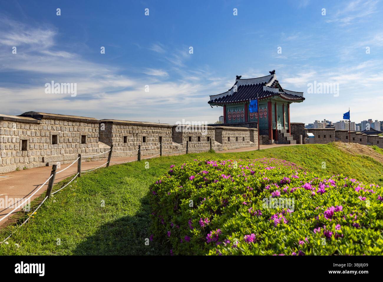 Tour de guet de Dongbukporu et remparts de la forteresse de Hwaseong (site du patrimoine mondial de l'UNESCO), Suwon, province de Gyeonggi, Corée du Sud Banque D'Images