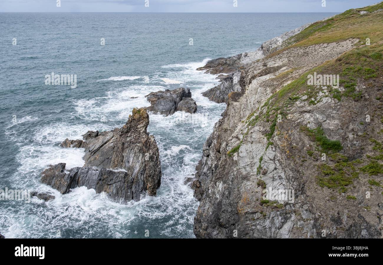 La côte rocheuse de Pwhole point sur la côte nord de Cornwall, Angleterre. Banque D'Images