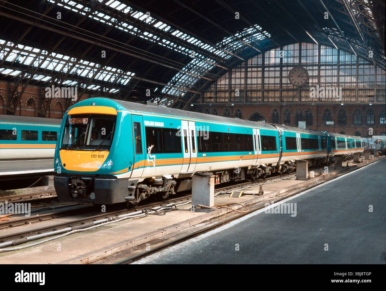 Une paire d'unités multiples diesel TurboStar de classe 170 n° 170108 et 170110 se tient à la gare de Londres St Pancras le 2 mai 1999. Banque D'Images