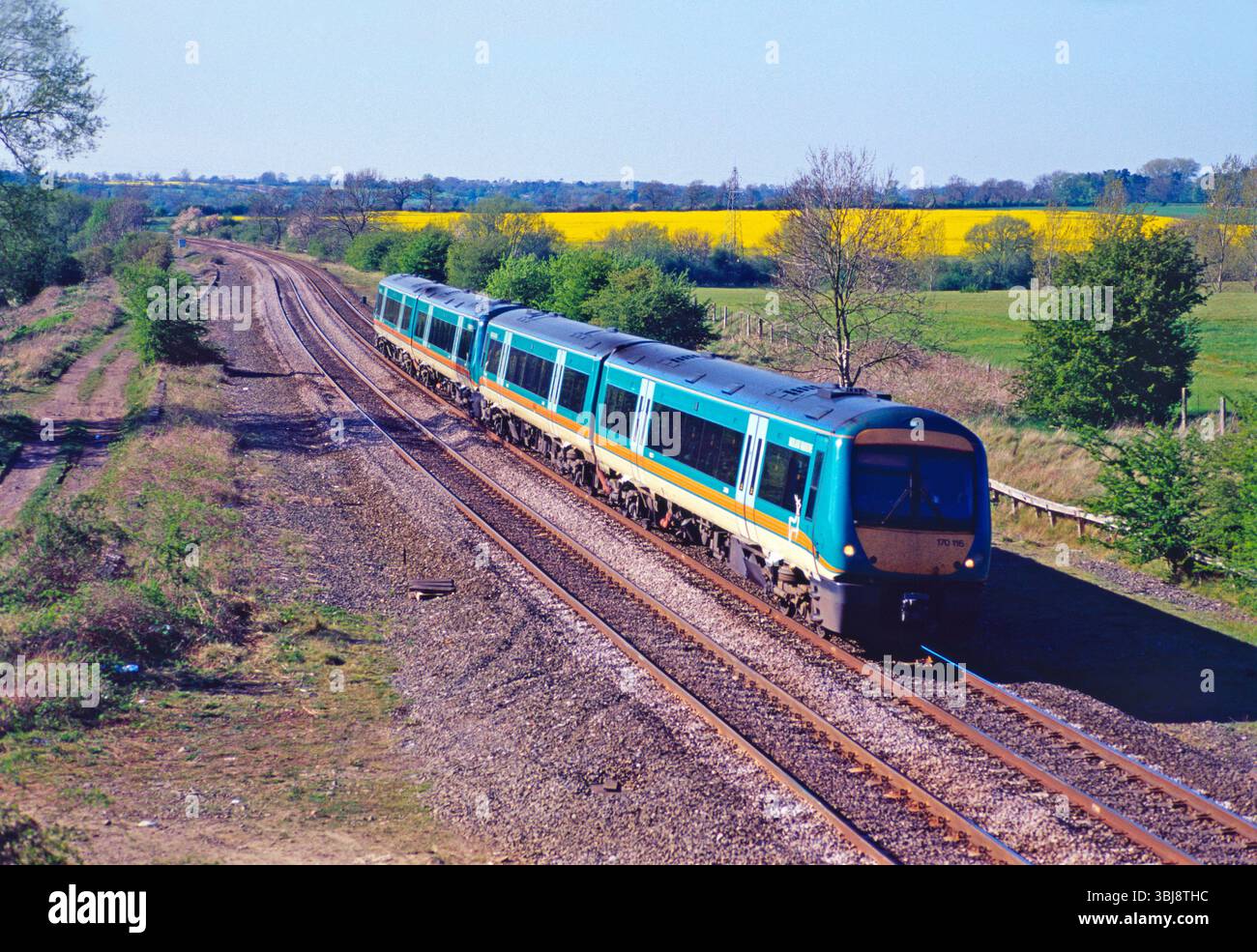 Une paire d'unités multiples diesel TurboStar de classe 170 dirigées par le No 170116 formant un service Midland Mainline à Kibworth le 24 avril 2002. Banque D'Images
