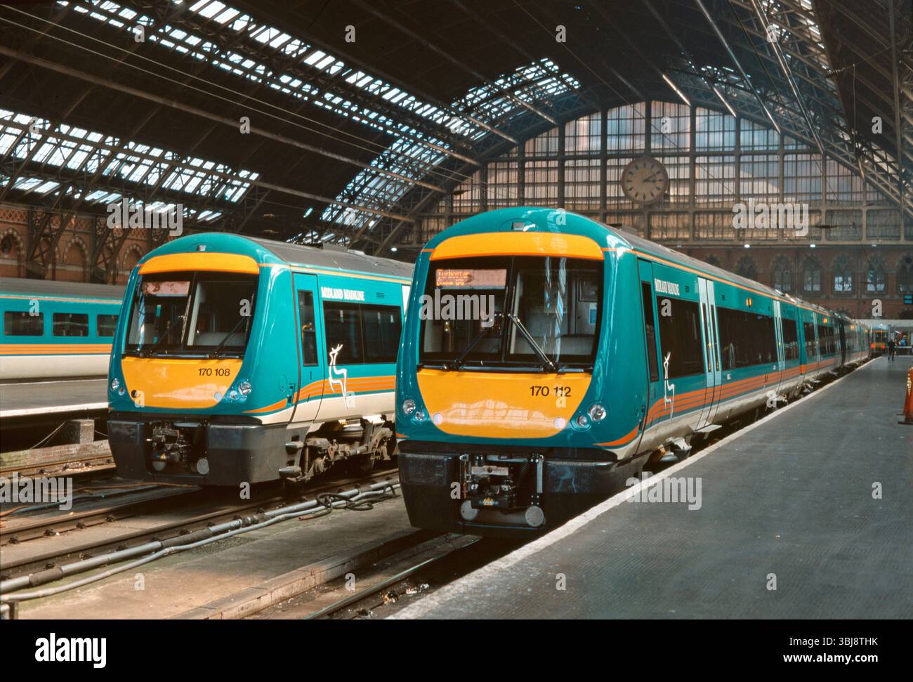 Deux paires d'unités multiples diesel TurboStar de classe 170, dont les numéros 170112 et 170108, se tiennent à la gare de Londres St Pancras le 2 mai 1999. Banque D'Images