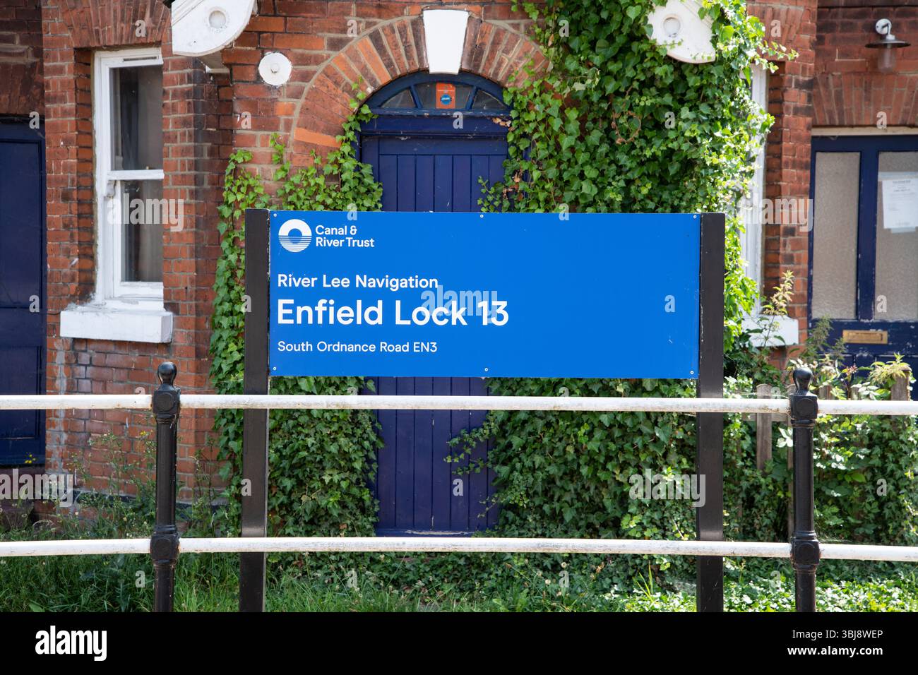 Panneau Blue canal & River Trust marquant la rivière Lea navigation à Enfield Lock 13, près de South Ordnance Road, EN3, Londres. Banque D'Images