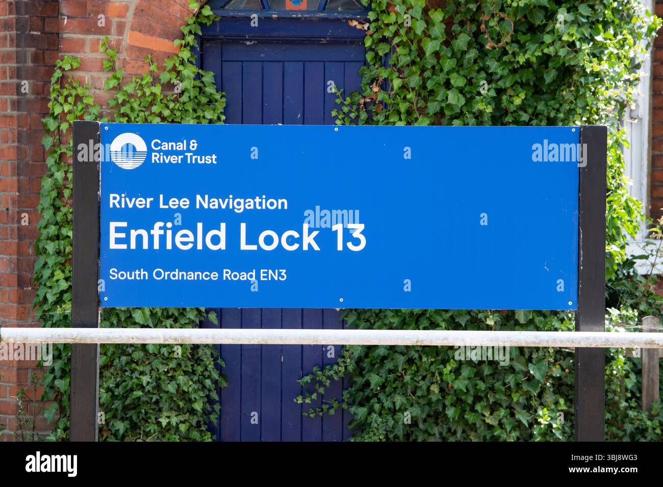 Panneau Blue canal & River Trust marquant la rivière Lea navigation à Enfield Lock 13, près de South Ordnance Road, EN3, Londres. Banque D'Images
