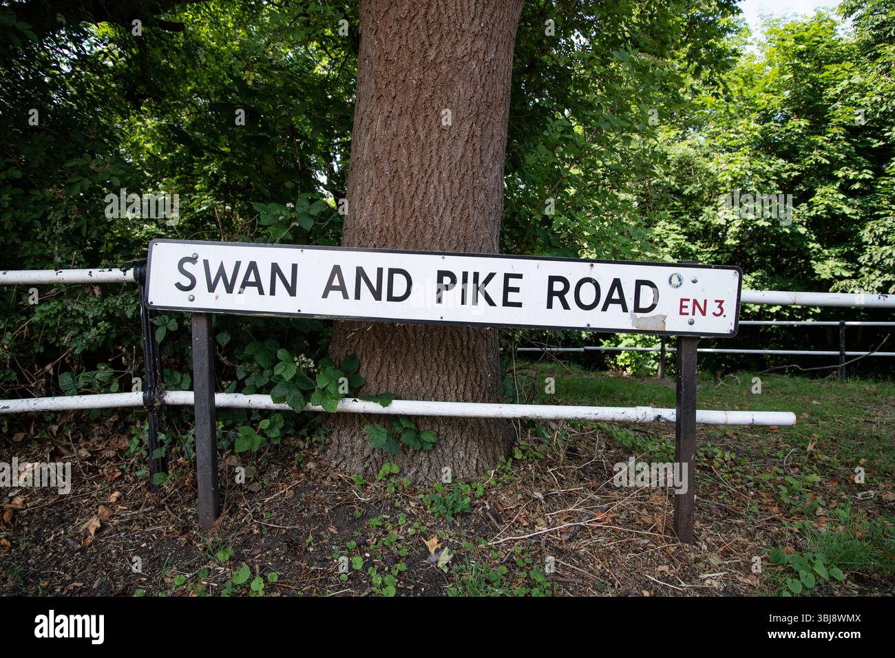 Panneau de rue pour Swan and Pike Road à Enfield Island Village, Londres, avec un arbre feuillu en arrière-plan et un cadre résidentiel. Banque D'Images