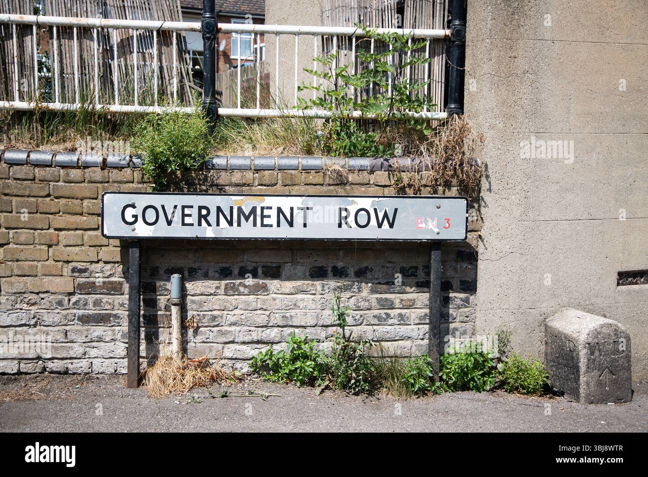 Panneau de rue pour Government Row à Enfield Island Village, Londres, monté sur un mur de briques dans un quartier résidentiel. Banque D'Images