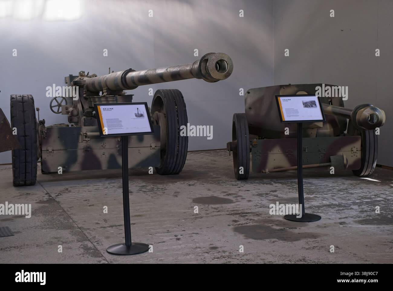 Munster, Allemagne - 23 mai 2025 : canon Flak de 88 mm et 75 mm. Musée allemand des chars à Munster. Exposition de la seconde Guerre mondiale. Mise au point sélective Banque D'Images