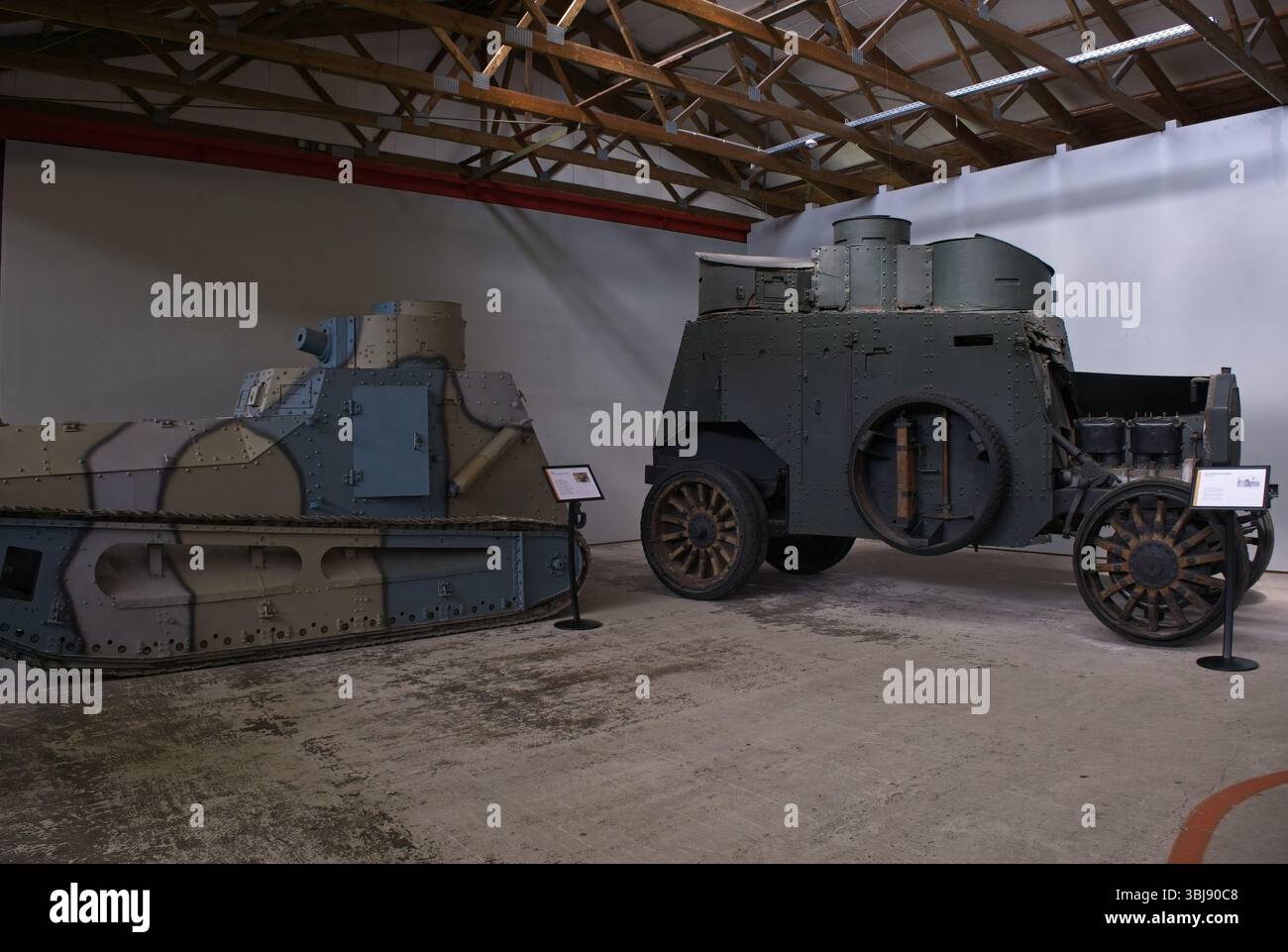 Munster, Allemagne - 23 mai 2025 : LK2 et SchuPo-Sonderwagen. Musée allemand des chars à Munster. Exposition de la seconde Guerre mondiale. Mise au point sélective Banque D'Images