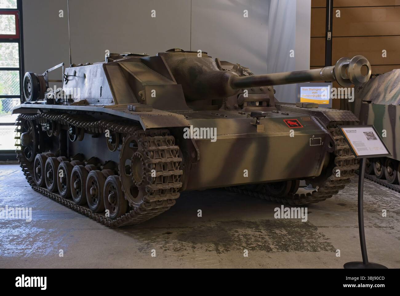 Munster, Allemagne - 23 mai 2025 : Musée allemand des chars Sturmgeschutz III à Munster. Exposition de la seconde Guerre mondiale. Mise au point sélective. Banque D'Images