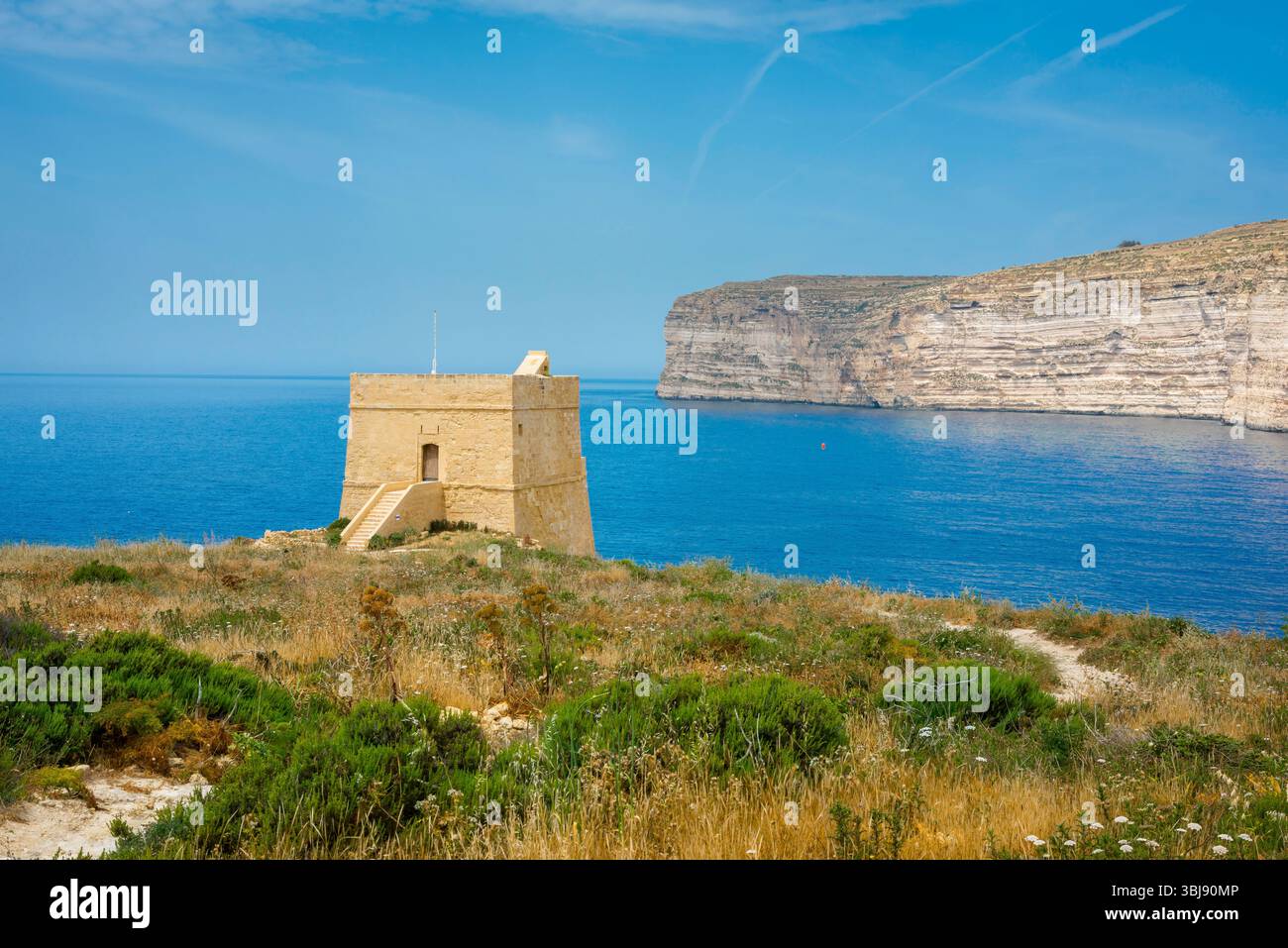Tour Xlendi, vue sur la tour de guet bien conservée construite en 1650 par le Grand Maître Juan de Lascaris-Castellar située à l'entrée de la baie de Xlendi, Gozo Banque D'Images