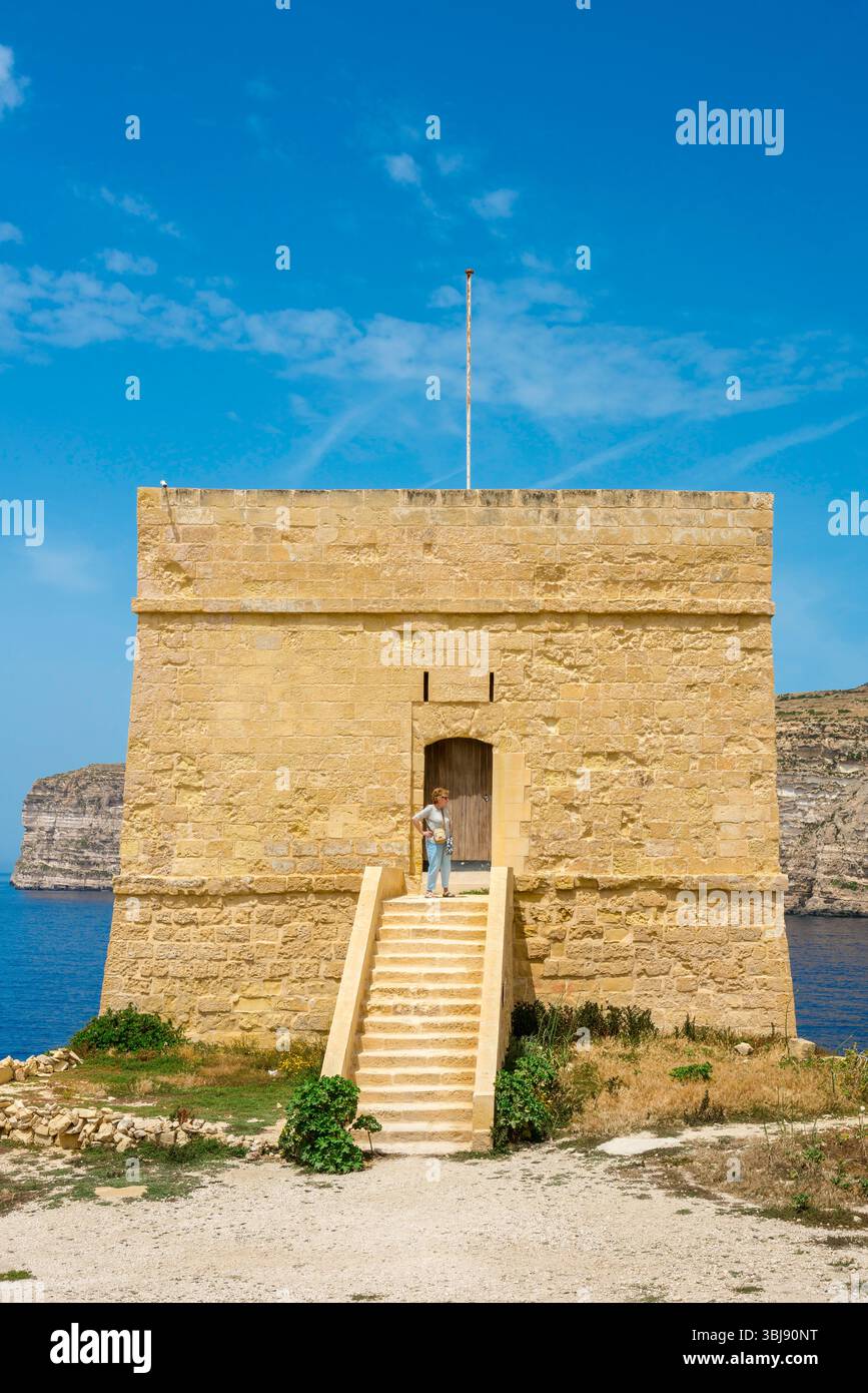 Tour Xlendi, vue sur la tour de guet bien conservée construite en 1650 par le Grand Maître Juan de Lascaris-Castellar située à l'entrée de la baie de Xlendi, Gozo Banque D'Images