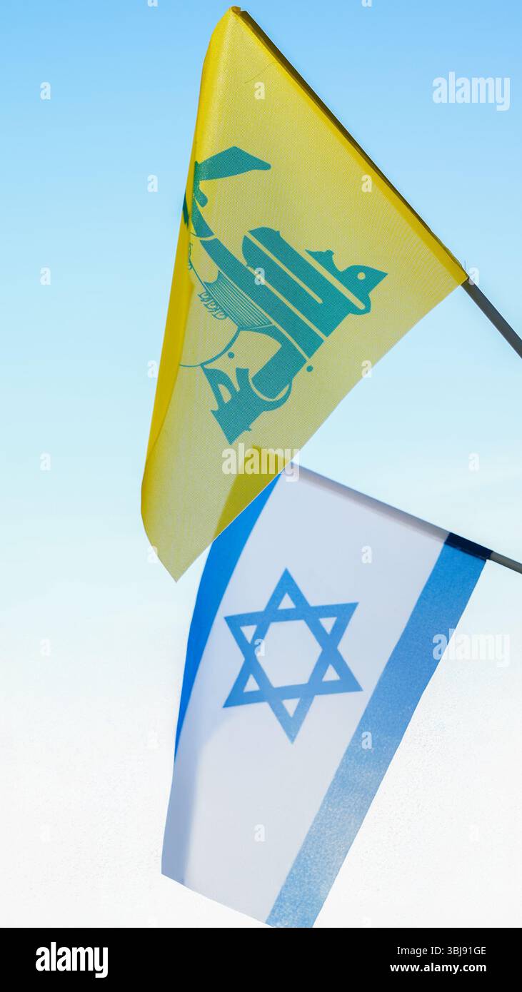 Drapeau d'Israël et du Hezbollah. La guerre entre Israël et le Hezbollah. Banque D'Images