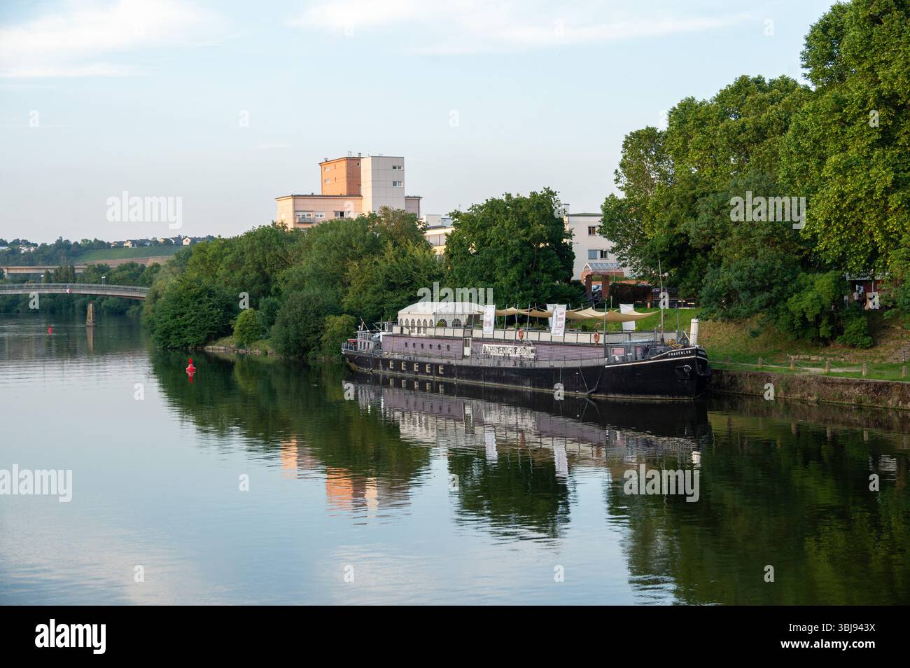 Bateaux fluviaux sur le Neckar à Bad Cannstatt, Stuttgart, Allemagne. Banque D'Images