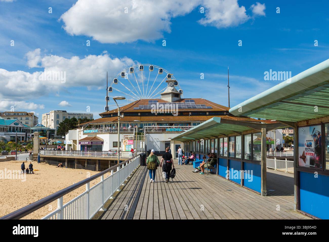 West Cliff Beach, Bournemouth, Royaume-Uni - 28 mai 2025 : les gens sur la promenade sur la jetée de Bournemouth avec la jetée et la roue d'observation. Banque D'Images