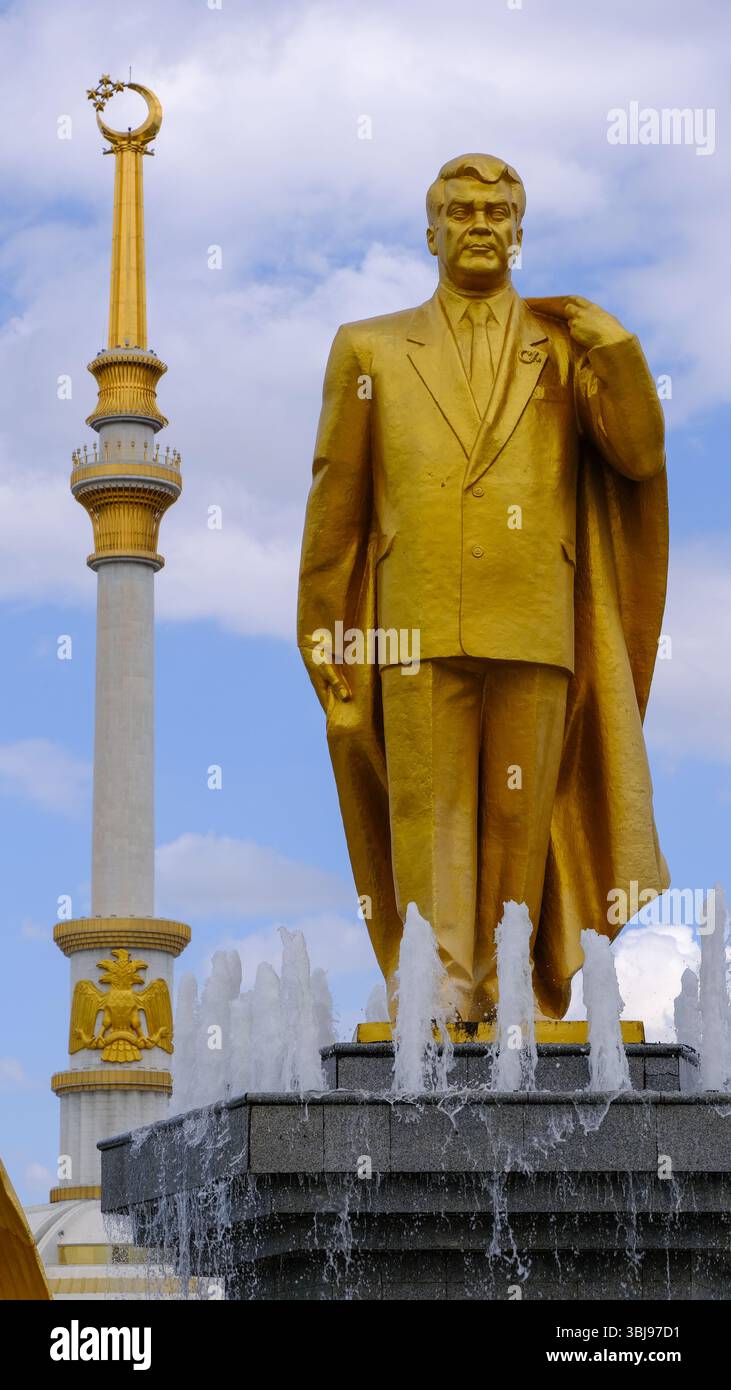 Statue d'or de Turkmenbachi, premier président du Turkménistan, Achgabat, Turkménistan Banque D'Images