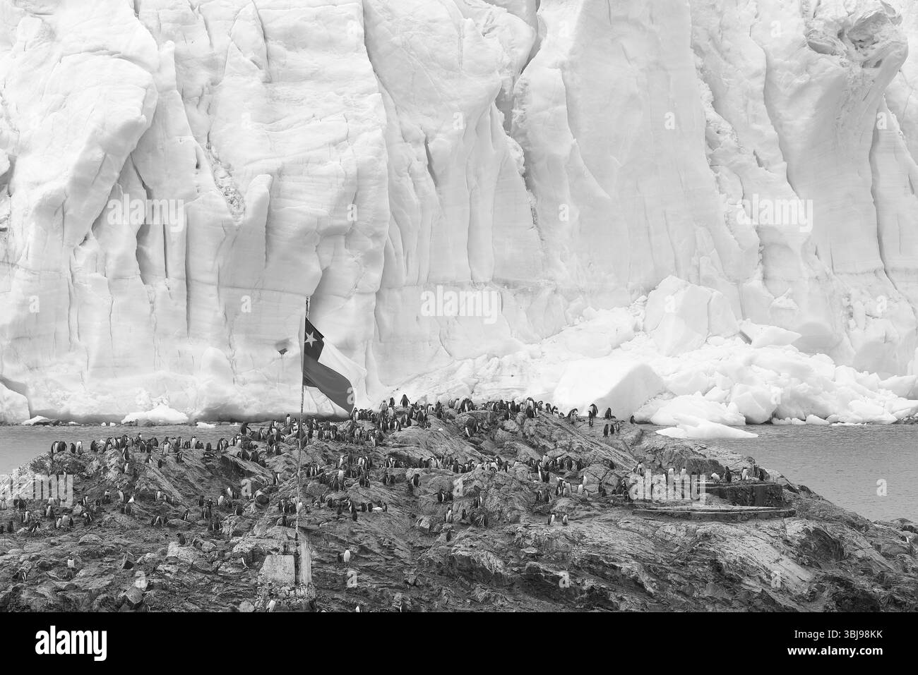 La base antarctique chilienne González Videla (Station de recherche scientifique) au point de bateau à eau dans Paradise Bay sur l'Antarctique continental, Antarctique Banque D'Images
