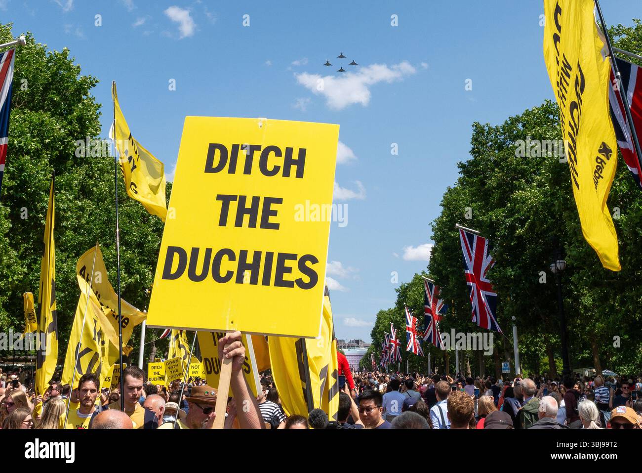 The Mall, Westminster, Londres, Royaume-Uni. 14 juin 2025. La famille royale est retournée au palais de Buckingham après la cérémonie du Trooping of the Colour, pour voir le Flypast de l’anniversaire du roi depuis le balcon. Les typhons Eurofighter de la Royal Air Force survolent alors que les manifestants se dirigeaient vers le Mall avec des pancartes protestant contre les duchés royaux Banque D'Images