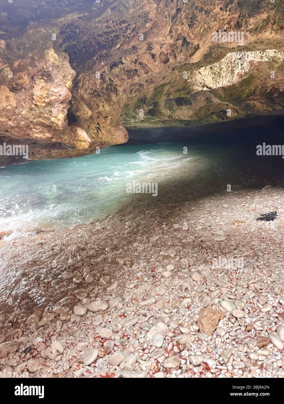 Les grottes de sirène magiques et contes de fées sur le côté ouest de l'île d'O'ahu, Hawai'i, États-Unis. - Image de stock capturée avec un smartphone