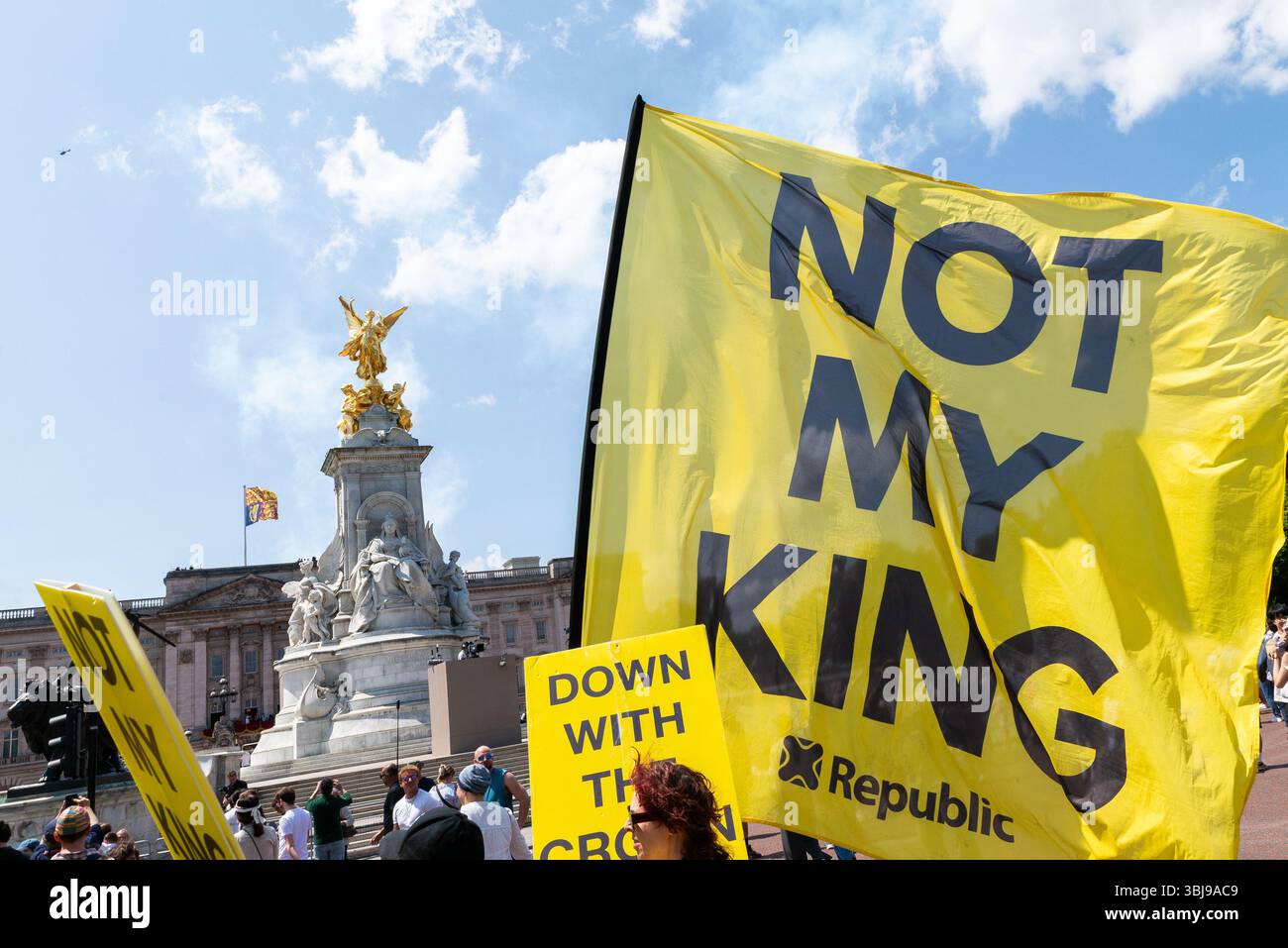 The Mall, Westminster, Londres, Royaume-Uni. 14 juin 2025. La famille royale est retournée au palais de Buckingham après la cérémonie du Trooping of the Colour. Les manifestants anti-monarchie se sont rendus au Mall après l'événement Banque D'Images