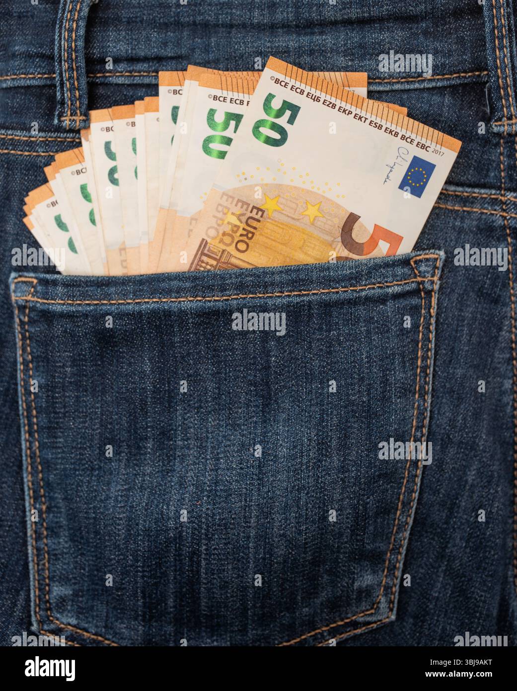 Argent de poche en Blue Jeans - trois billets de cinquante euros Banque D'Images