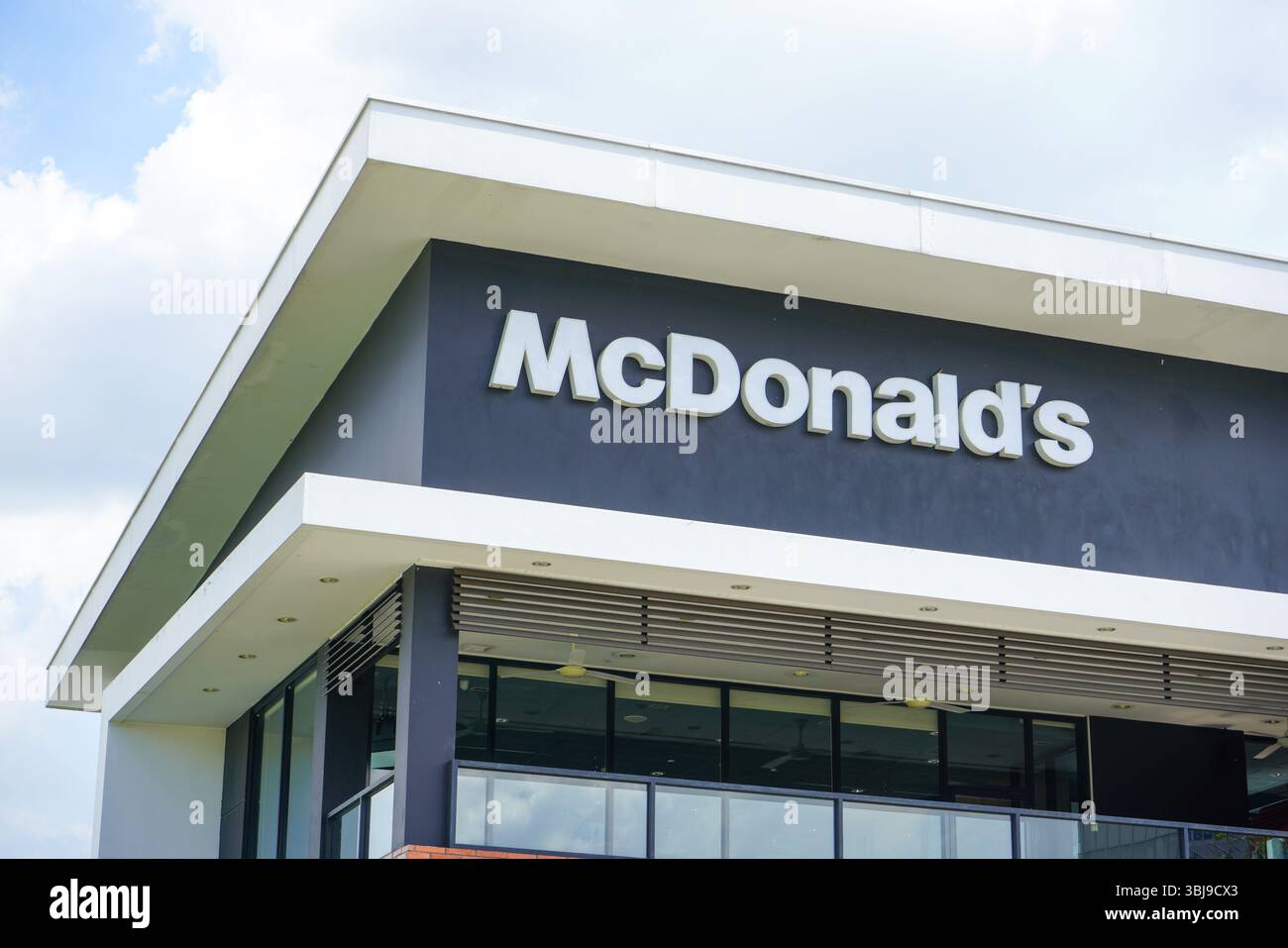 McDonald's Corporation est une chaîne de restauration rapide américaine. La franchise vend des hamburgers, du poulet, des sandwichs au poulet et des frites. Banque D'Images