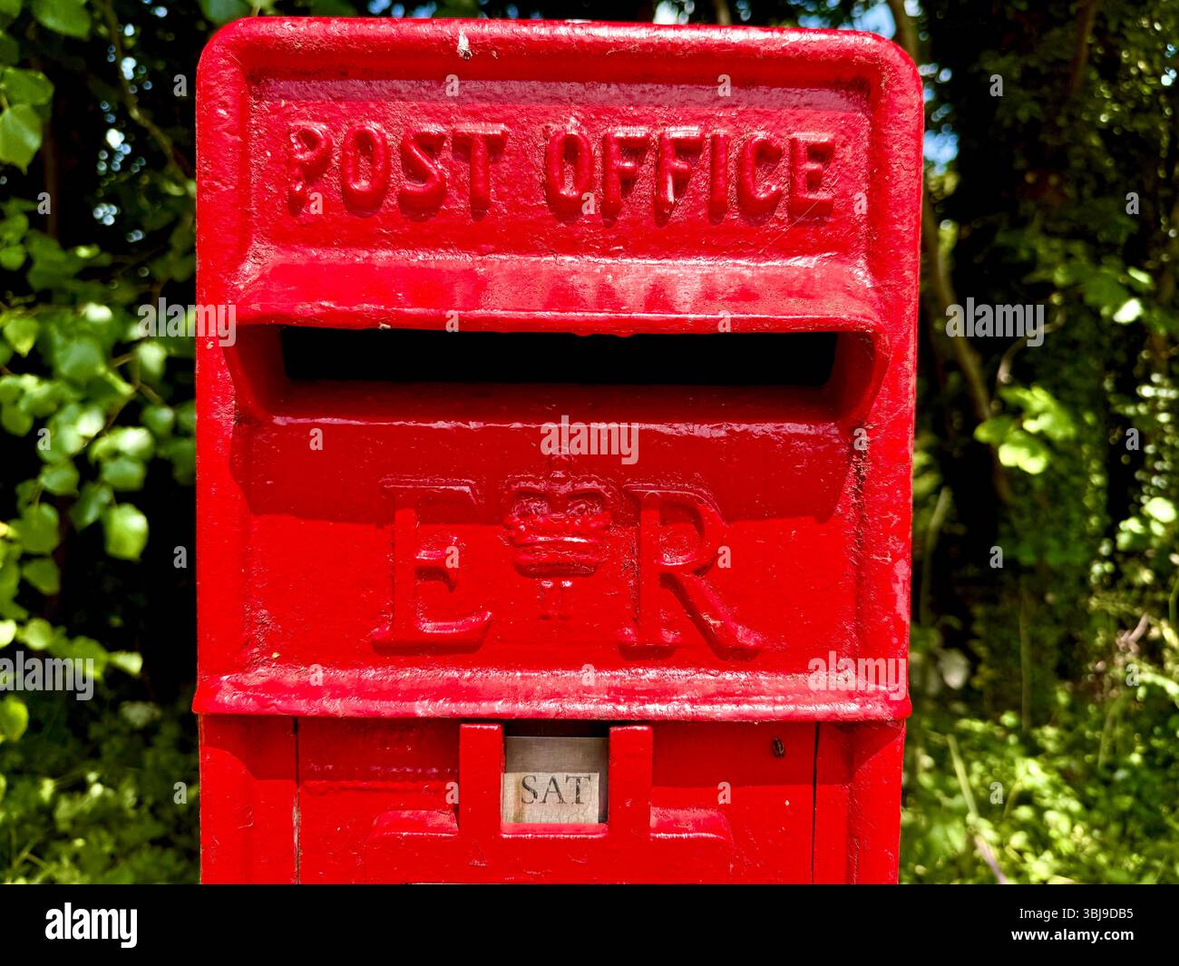 Une boîte rouge Royal mail dans une rue au Royaume-Uni Banque D'Images