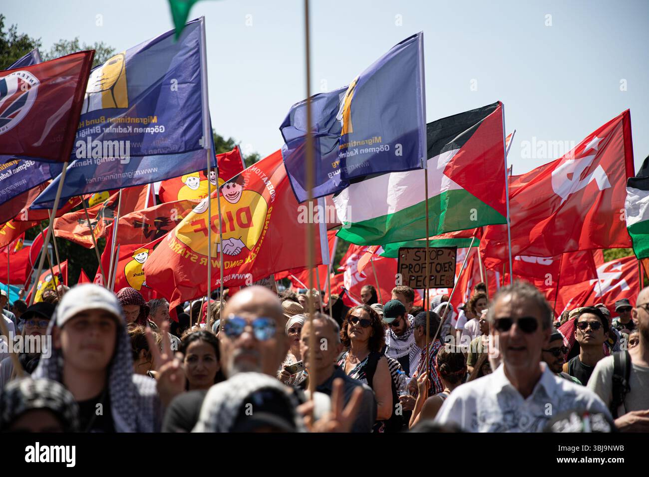 Berlin, Berlin, Allemagne. 14 juin 2025. Des manifestants pro-palestiniens se sont rassemblés samedi 14 juin 2025, près de l'emblématique porte de Brandebourg de Berlin, se rassemblant le long de la Strasse des 17. Juni pour dénoncer les actions militaires d'Israël à Gaza et s'opposer aux livraisons d'armes allemandes à Israël. Brandissant des drapeaux palestiniens, iraniens et yéménites, les manifestants ont scandé des slogans tels que "du fleuve à la mer, la Palestine sera libre", "il n'y a qu'un seul État, la Palestine"˜48" et "plus jamais ne signifie plus jamais plus pour tous"." beaucoup ont tenu des pancartes accusant Israël de génocide et appelant à la fin de ce qu'ils ont décrit Banque D'Images