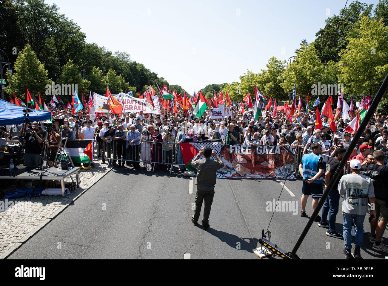 Berlin, Berlin, Allemagne. 14 juin 2025. Des manifestants pro-palestiniens se sont rassemblés samedi 14 juin 2025, près de l'emblématique porte de Brandebourg de Berlin, se rassemblant le long de la Strasse des 17. Juni pour dénoncer les actions militaires d'Israël à Gaza et s'opposer aux livraisons d'armes allemandes à Israël. Brandissant des drapeaux palestiniens, iraniens et yéménites, les manifestants ont scandé des slogans tels que "du fleuve à la mer, la Palestine sera libre", "il n'y a qu'un seul État, la Palestine"˜48" et "plus jamais ne signifie plus jamais plus pour tous"." beaucoup ont tenu des pancartes accusant Israël de génocide et appelant à la fin de ce qu'ils ont décrit Banque D'Images