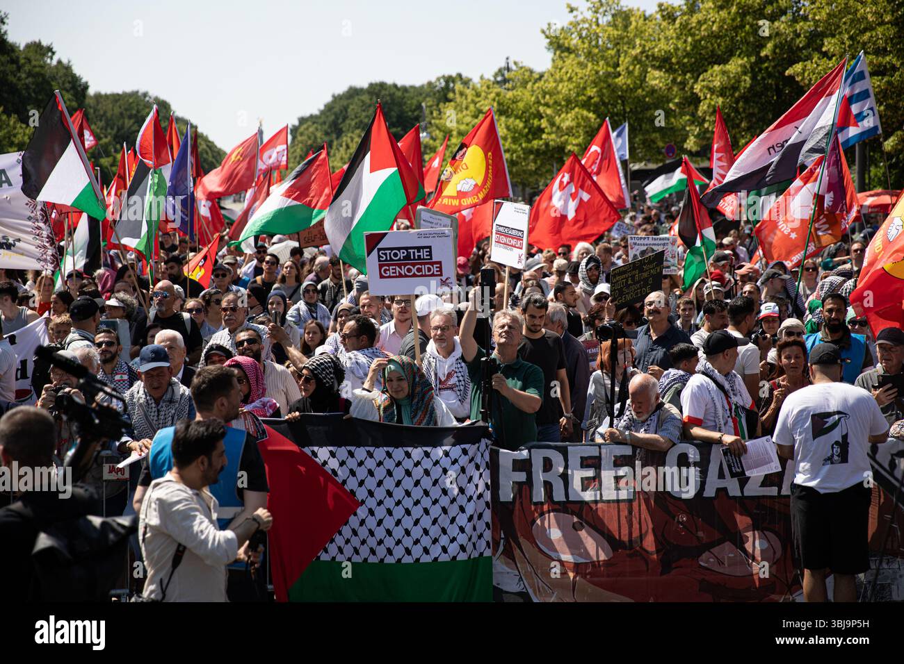 Berlin, Berlin, Allemagne. 14 juin 2025. Des manifestants pro-palestiniens se sont rassemblés samedi 14 juin 2025, près de l'emblématique porte de Brandebourg de Berlin, se rassemblant le long de la Strasse des 17. Juni pour dénoncer les actions militaires d'Israël à Gaza et s'opposer aux livraisons d'armes allemandes à Israël. Brandissant des drapeaux palestiniens, iraniens et yéménites, les manifestants ont scandé des slogans tels que "du fleuve à la mer, la Palestine sera libre", "il n'y a qu'un seul État, la Palestine"˜48" et "plus jamais ne signifie plus jamais plus pour tous"." beaucoup ont tenu des pancartes accusant Israël de génocide et appelant à la fin de ce qu'ils ont décrit Banque D'Images