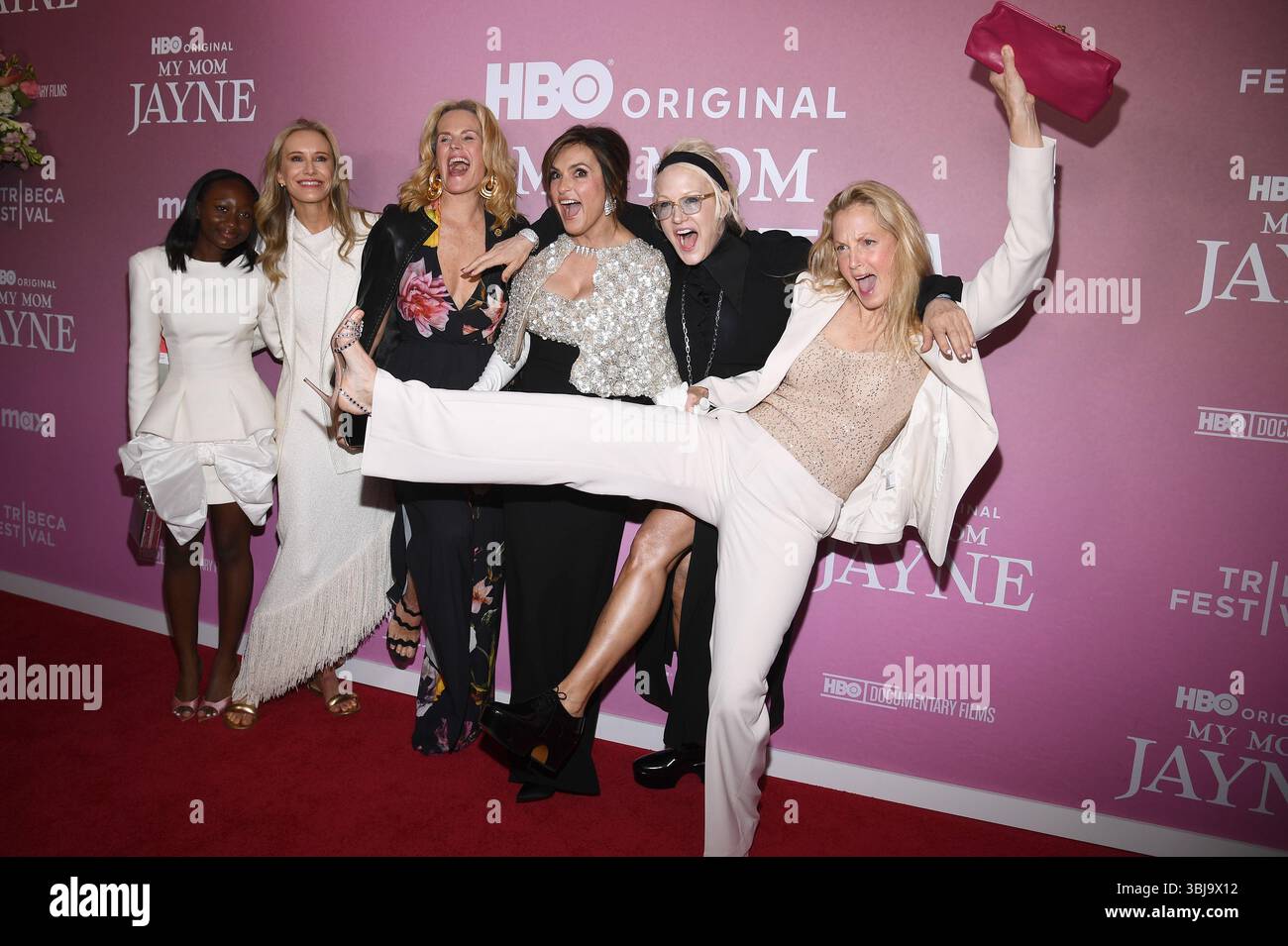 New York, États-Unis. 13 juin 2025. Amaya Josephine Hermann, Amy Griffin, Ashley McDermott, Mariska Hargitay, Nancy Jarecki et Ali Wentworth assistent à la 'My Mom Jayne : a film by Mariska Hargitay Premiere pendant le Tribeca Festival 2025 au Carnegie Hall, New York, NY 13 juin 2025 (photo par Anthony Behar/Sipa USA) crédit : Sipa USA/Alamy Live News Banque D'Images