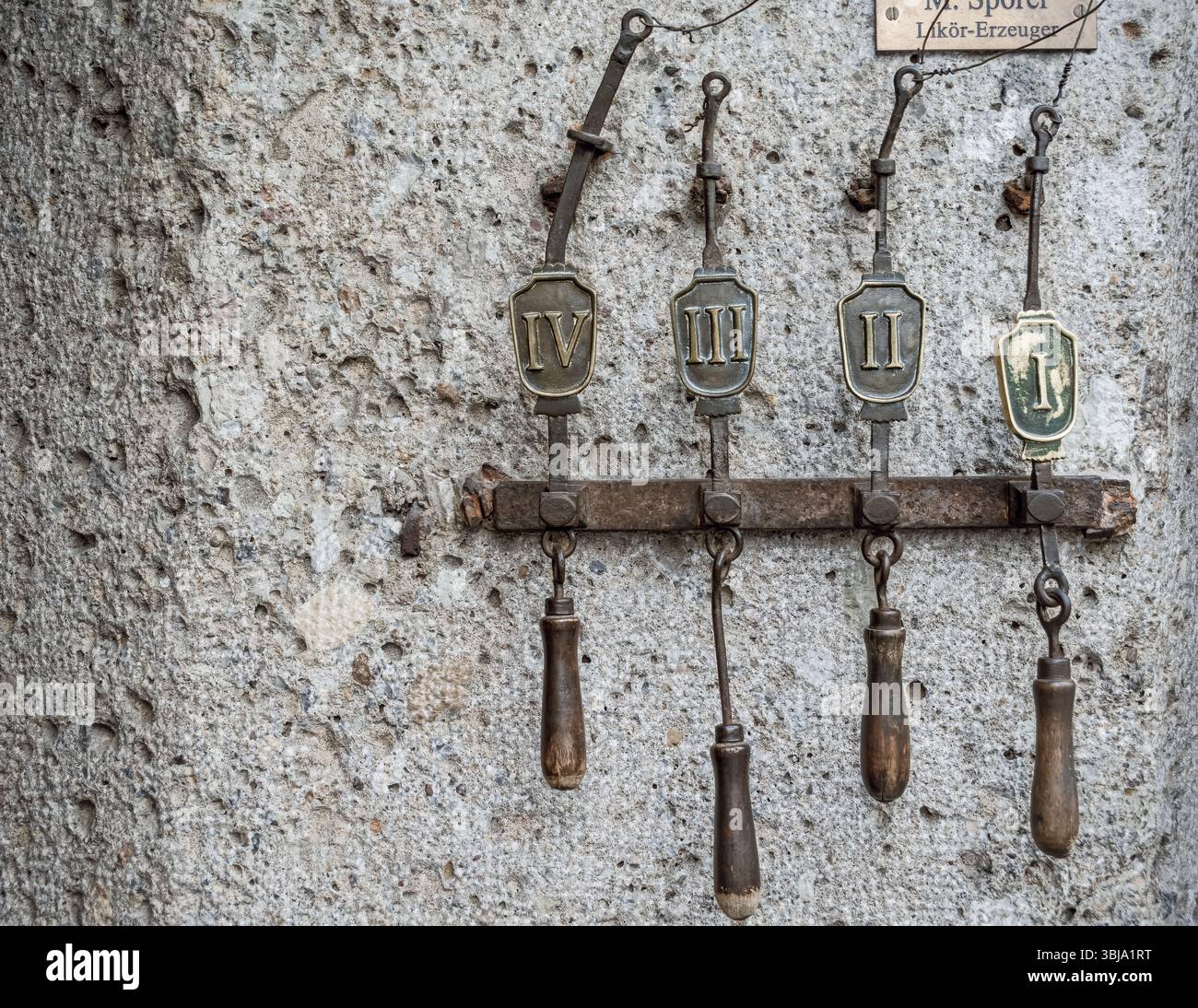 Salzbourg, Autriche, 14 mai 2025 : Sentinelles silencieuses : la cloche oubliée tire du Vieux Salzbourg Banque D'Images