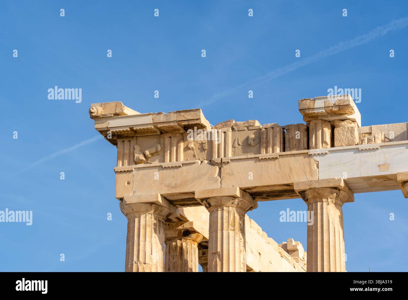 Partie de la façade du Parthénon sur l'Acropole athénienne à Athènes, Grèce. Le Parthénon est un ancien temple de l'Acropole athénienne, en Grèce. Banque D'Images