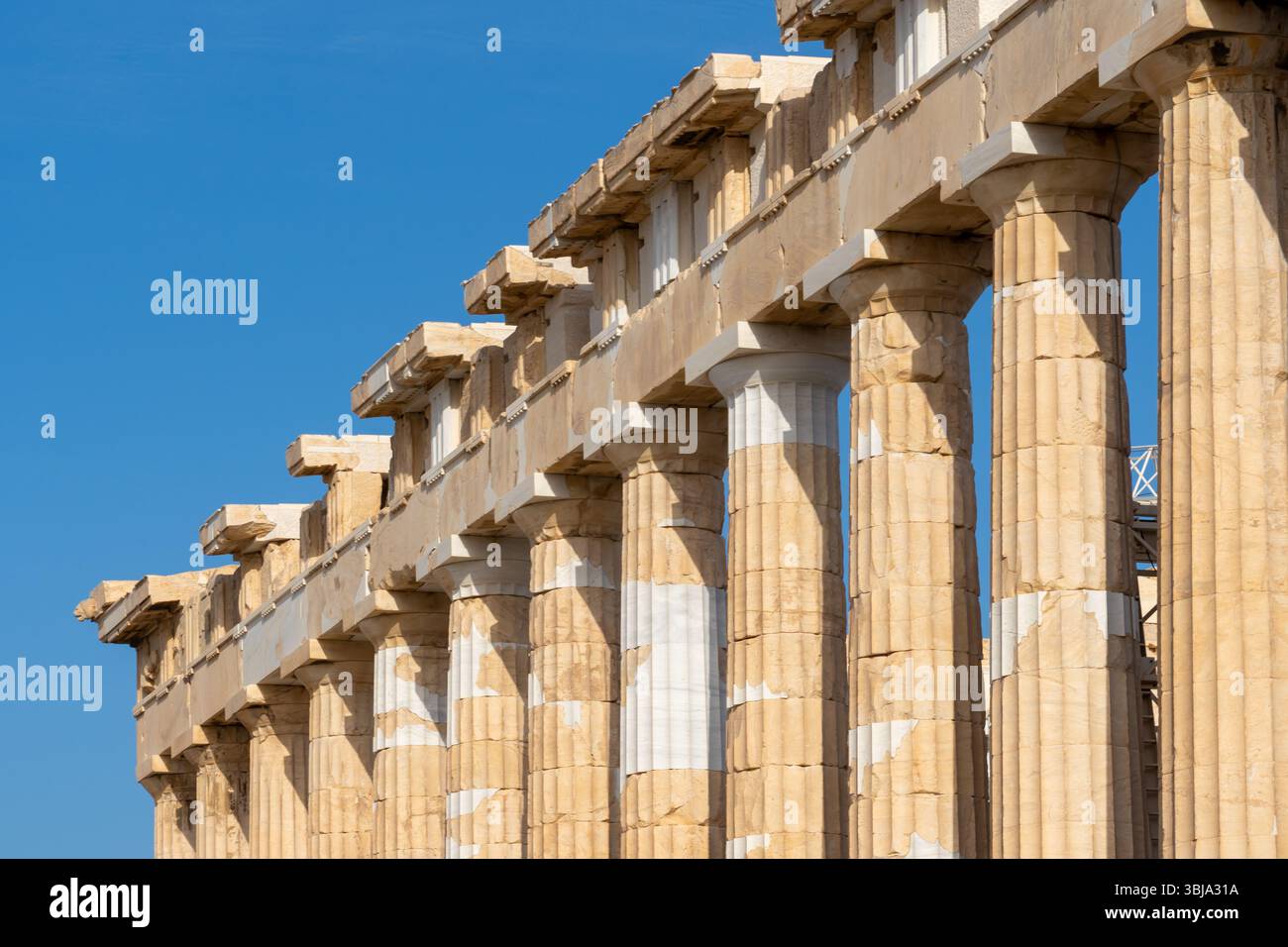 Partie de la façade du Parthénon sur l'Acropole athénienne à Athènes, Grèce. Le Parthénon est un ancien temple de l'Acropole athénienne, en Grèce. Banque D'Images