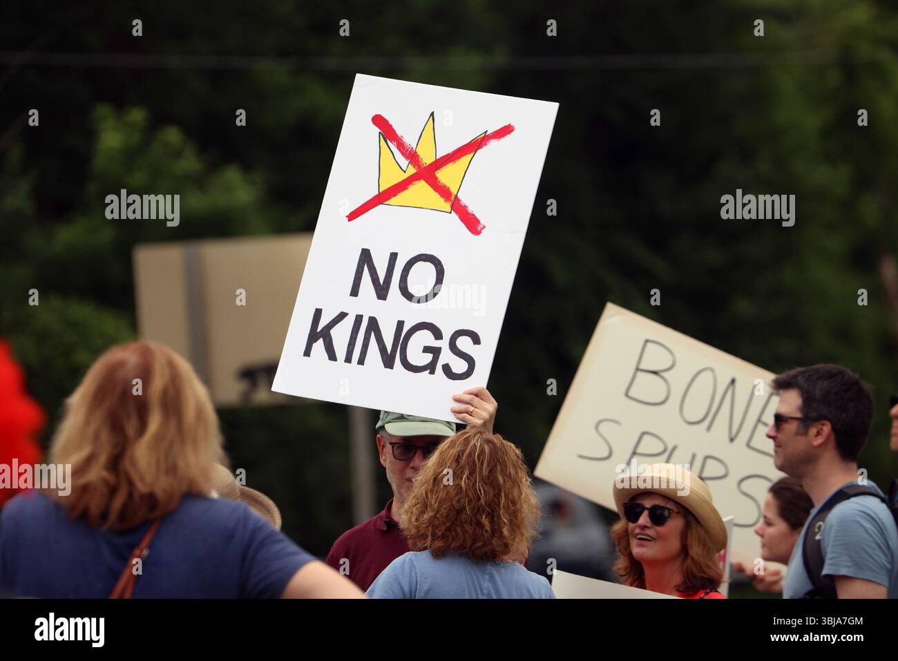 Bethesda, MD, États-Unis. 14 juin 2025. Vue du rassemblement anti-Trump No Kings sur la route 355 dans le quartier de Strathmore à Bethesda, Maryland, le 14 juin 2025 alors que des millions de personnes se préparent à manifester dans tout le pays pour coïncider avec le 79e anniversaire du président Trump et le 250e anniversaire de l'armée américaine. Crédit : Mpi34/Media Punch/Alamy Live News Banque D'Images