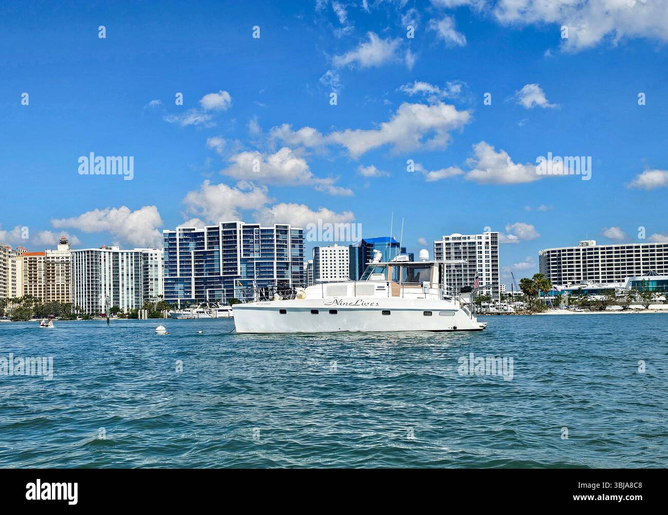 Nine Lives, un catamaran à moteur Endeavour, sur une boule d'amarrage au centre-ville de Sarasota, en Floride - Image de stock capturée avec un smartphone