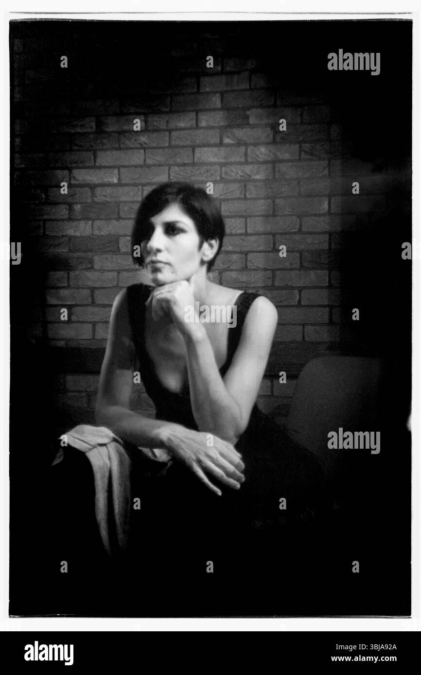 SHAKESPEARS SISTER, 1992 : Marcella Detroit de Shakespears Sister dans les coulisses de l'hormonally Yours Tour lors d'une interview à la presse au London Town & Country Club, Londres, Angleterre, Royaume-Uni le 23 mars 1992. INFO : Marcella Detroit, une chanteuse-compositrice américaine, est devenue célèbre en tant que moitié du duo Shakespears Sister. Connue pour sa voix de soprano puissante, elle a également co-écrit des tubes comme « Lay Down Sally » d’Eric Clapton et construit une carrière solo diversifiée mêlant pop, blues et rock. Banque D'Images