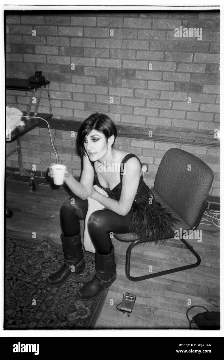 SHAKESPEARS SISTER, 1992 : Marcella Detroit de Shakespears Sister dans les coulisses de l'hormonally Yours Tour lors d'une interview à la presse au London Town & Country Club, Londres, Angleterre, Royaume-Uni le 23 mars 1992. INFO : Marcella Detroit, une chanteuse-compositrice américaine, est devenue célèbre en tant que moitié du duo Shakespears Sister. Connue pour sa voix de soprano puissante, elle a également co-écrit des tubes comme « Lay Down Sally » d’Eric Clapton et construit une carrière solo diversifiée mêlant pop, blues et rock. Banque D'Images
