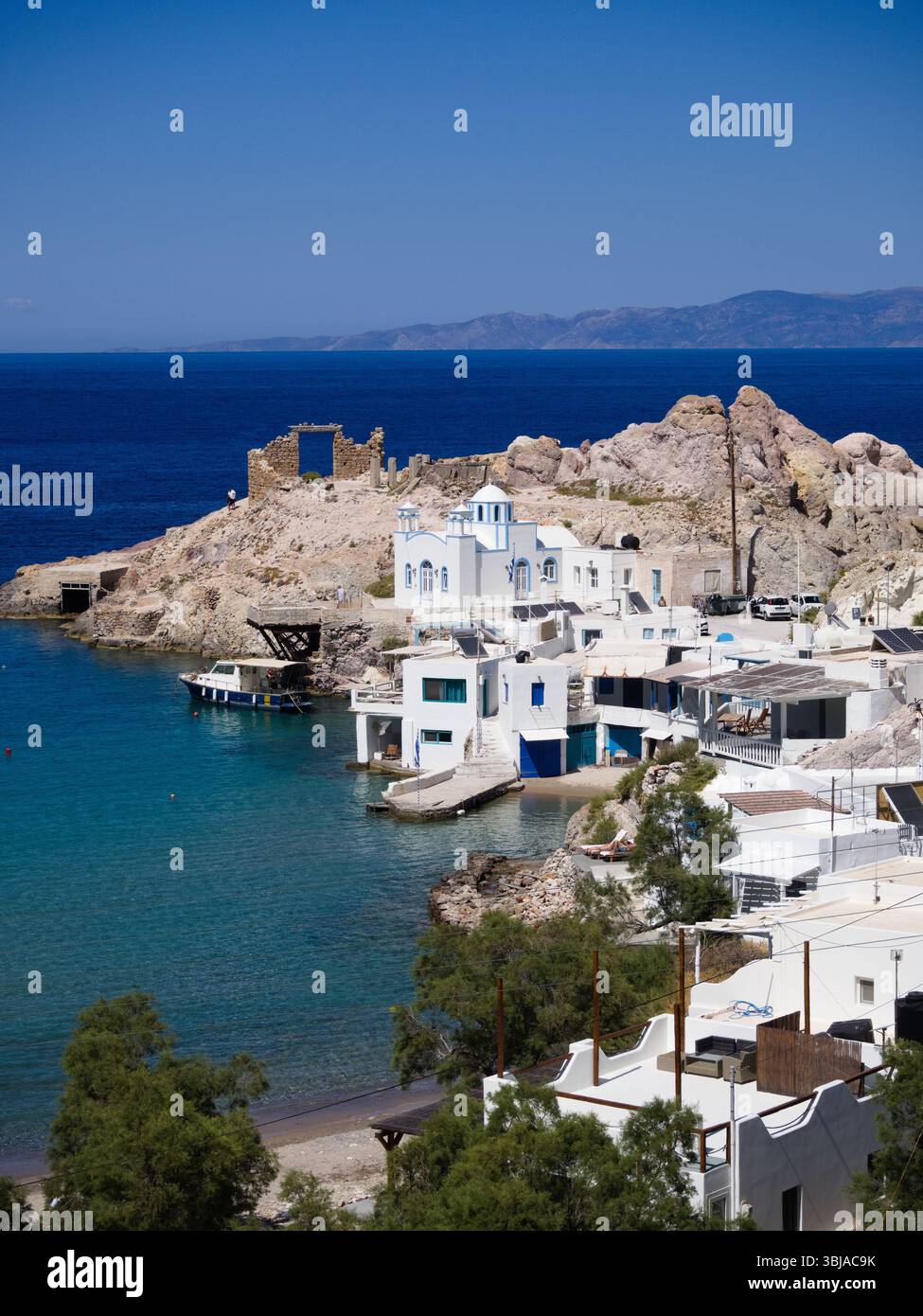 Firopotamos village avec des maisons blanches et des accents bleus par mer calme. Banque D'Images