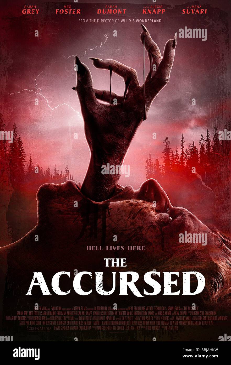 The Accursed (2022) réalisé par Kevin Lewis et mettant en vedette Sarah Grey, Meg Foster et Sarah Dumont. Une jeune femme fait face à ses peurs les plus sombres lorsqu’on lui demande de prendre soin d’une femme âgée vivant dans une cabane isolée, pour découvrir une terrible malédiction familiale qui menace sa vie et son âme. Affiche AMÉRICAINE À une feuille POUR USAGE ÉDITORIAL UNIQUEMENT. Crédit : BFA / Screen Media Banque D'Images
