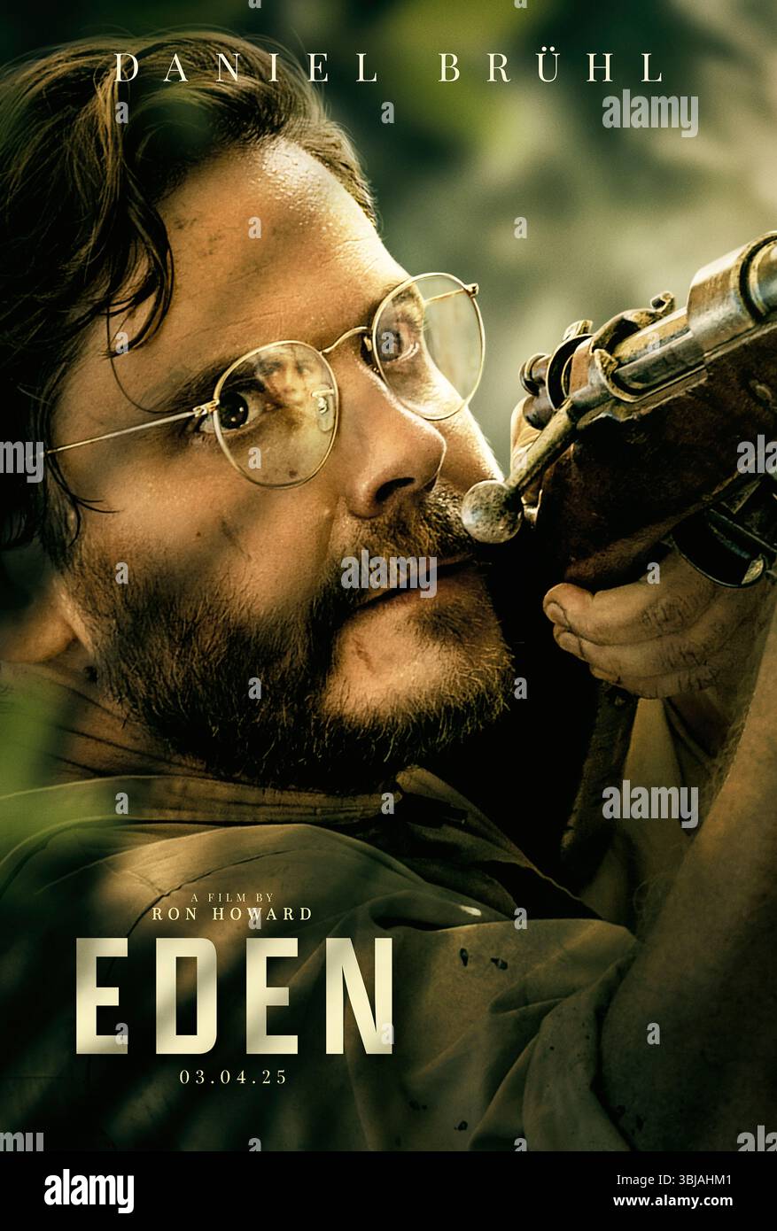 Eden (2024) réalisé par Ron Howard et mettant en vedette Daniel Brühl dans le rôle de Heinz. Un groupe de personnes tourne le dos à la société, ils laissent tout derrière eux mais sont entraînés dans les tensions croissantes et les défis de survie de la communauté isolée sur l'une des îles Galápagos. Affiche de caractères internationaux À USAGE ÉDITORIAL EXCLUSIF. Crédit : BFA / AGC Studios Banque D'Images