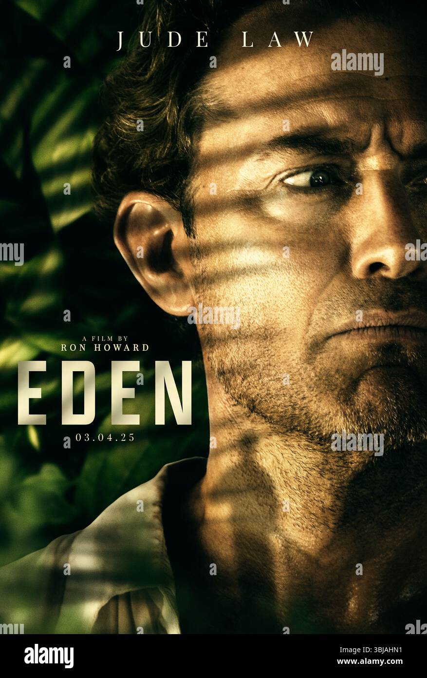 Eden (2024) réalisé par Ron Howard et mettant en vedette Jude Law dans le rôle du Dr Friedrich Ritter, un homme fuyant l'Allemagne après la première Guerre mondiale pour découvrir le véritable but de la vie sur les îles Galápagos. Sa vision idéaliste est remise en question par les réalités de la vie insulaire et les ambitions contradictoires des autres colons. Affiche de caractères internationaux À USAGE ÉDITORIAL EXCLUSIF. Crédit : BFA / AGC Studios Banque D'Images