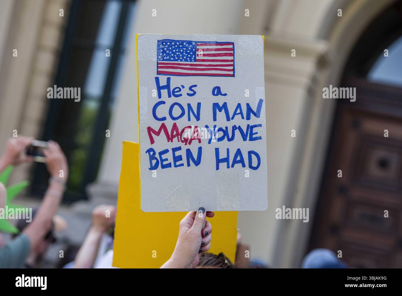 Munich, Bavière, Allemagne. 14 juin 2025. Rejoignant quelque 1 800 manifestations à travers les États-Unis, 225 membres des démocrates à l'étranger ont organisé leur propre manifestation "No Kings" devant le consulat américain à Munich, en Allemagne. Les protestations proviennent du mouvement de 50501 aux États-Unis et coïncident avec l'anniversaire de Trump et le défilé militaire. (Crédit image : © Sachelle Babbar/ZUMA Press Wire) USAGE ÉDITORIAL SEULEMENT ! Non destiné à UN USAGE commercial ! Banque D'Images