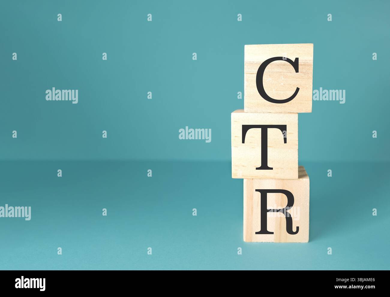 Trois blocs de bois empilés les uns sur les autres CTR Banque D'Images