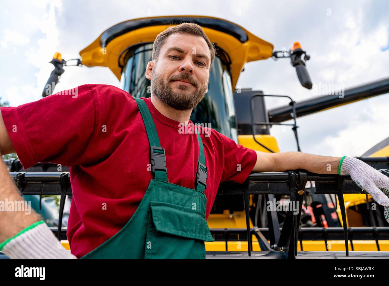 Portrait à angle bas de l'opérateur de machines agricoles par moissonneuse-batteuse Banque D'Images