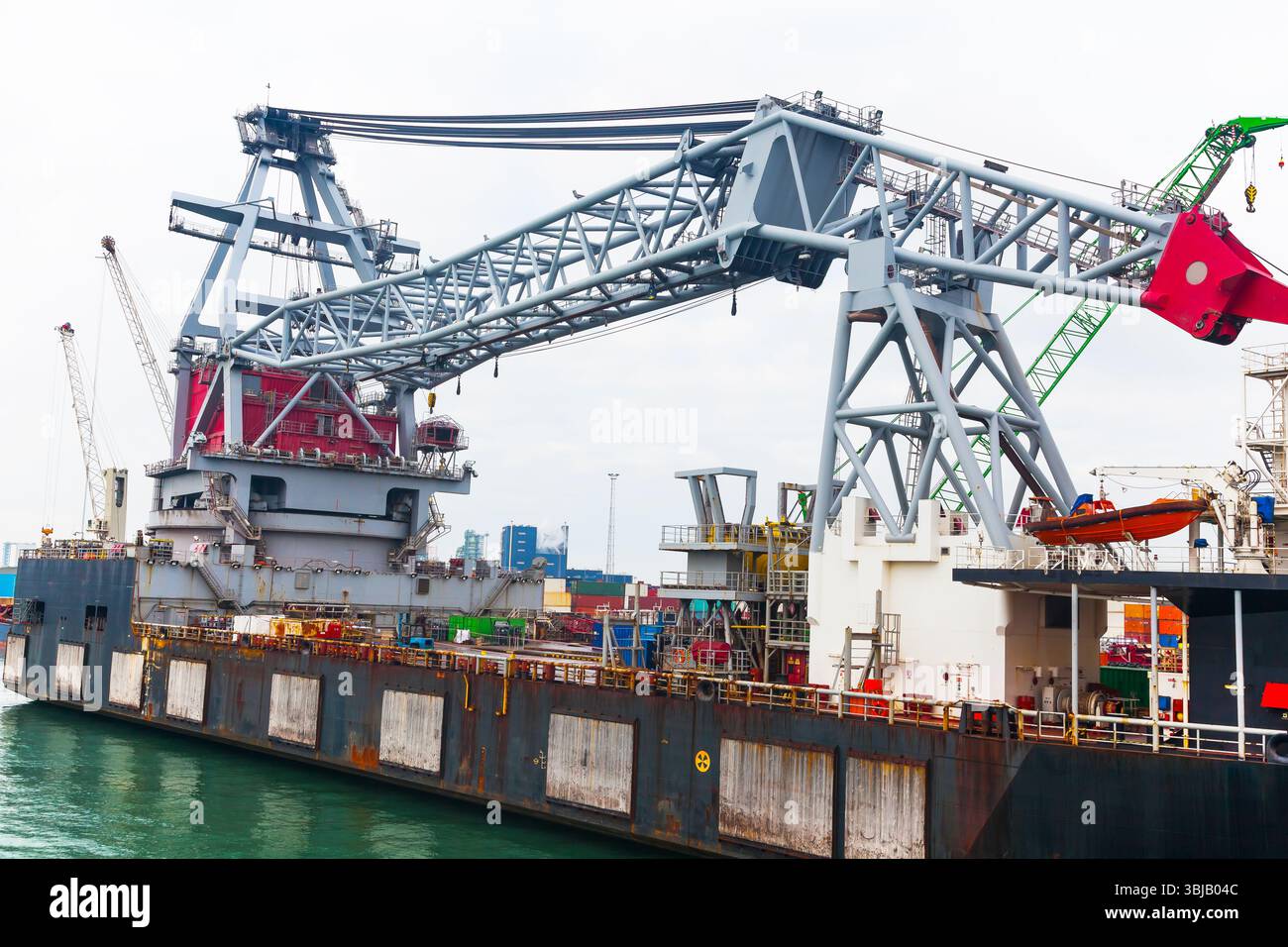 Un grand navire grue flottante offshore avec une grue et un héliport est amarré dans le port maritime de Rotterdam. Banque D'Images