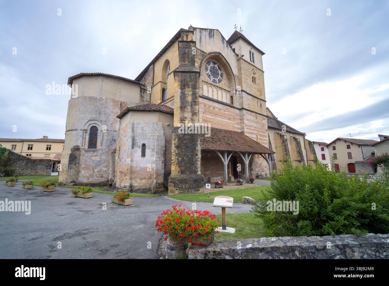 L'imposante église abbatiale Saint Jean Baptiste se dresse à Sorde l'Abbaye, un témoignage de sa riche histoire et de sa grandeur architecturale Banque D'Images